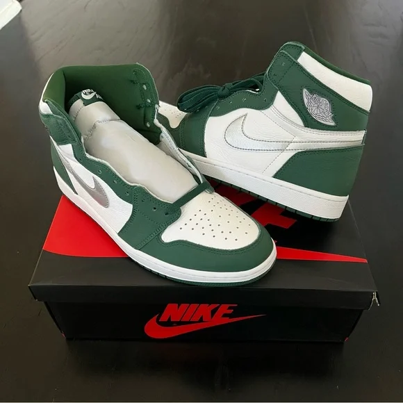 ✔️NIB✔️ NIKE Air Jordan 1 Retro High OG Gorge Green display picture 2